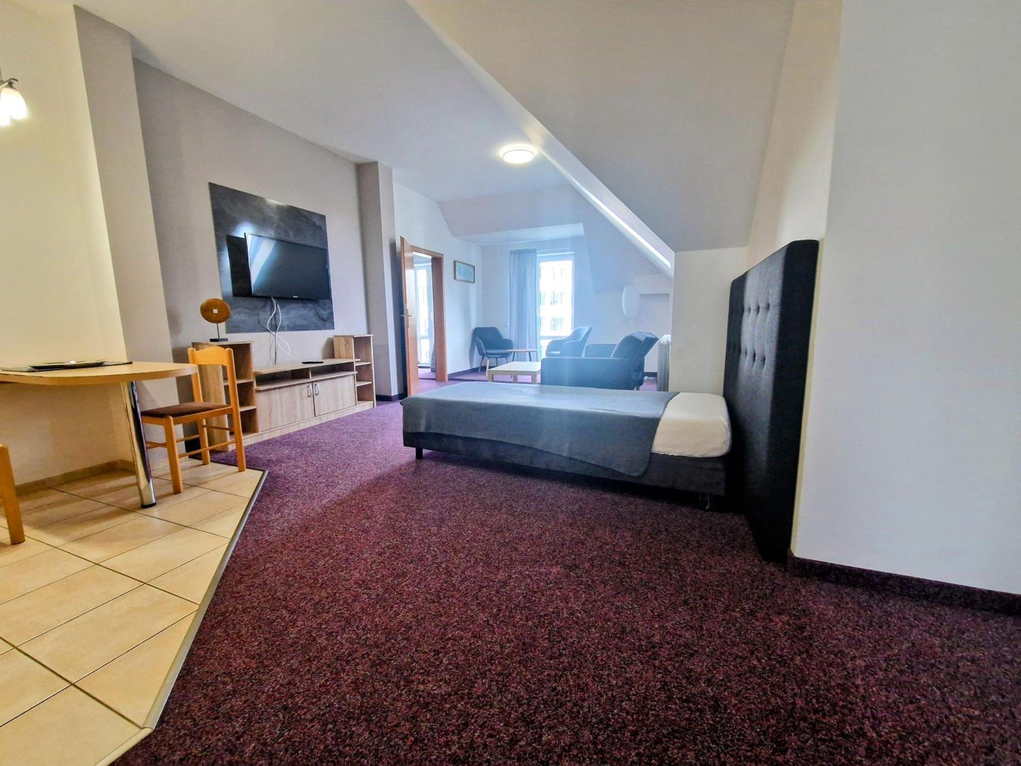 Family Hotel Maxim Beroun  Buitenkant foto