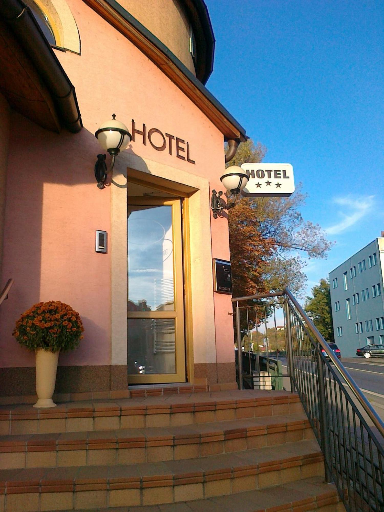 Family Hotel Maxim Beroun  Buitenkant foto