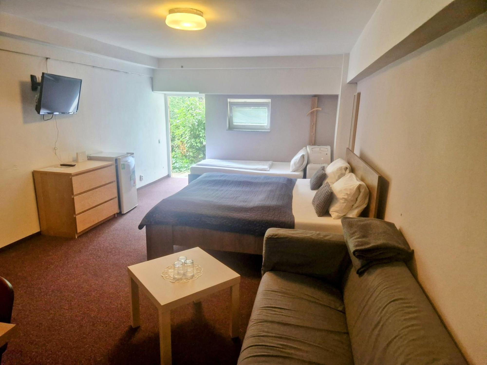 Family Hotel Maxim Beroun  Buitenkant foto
