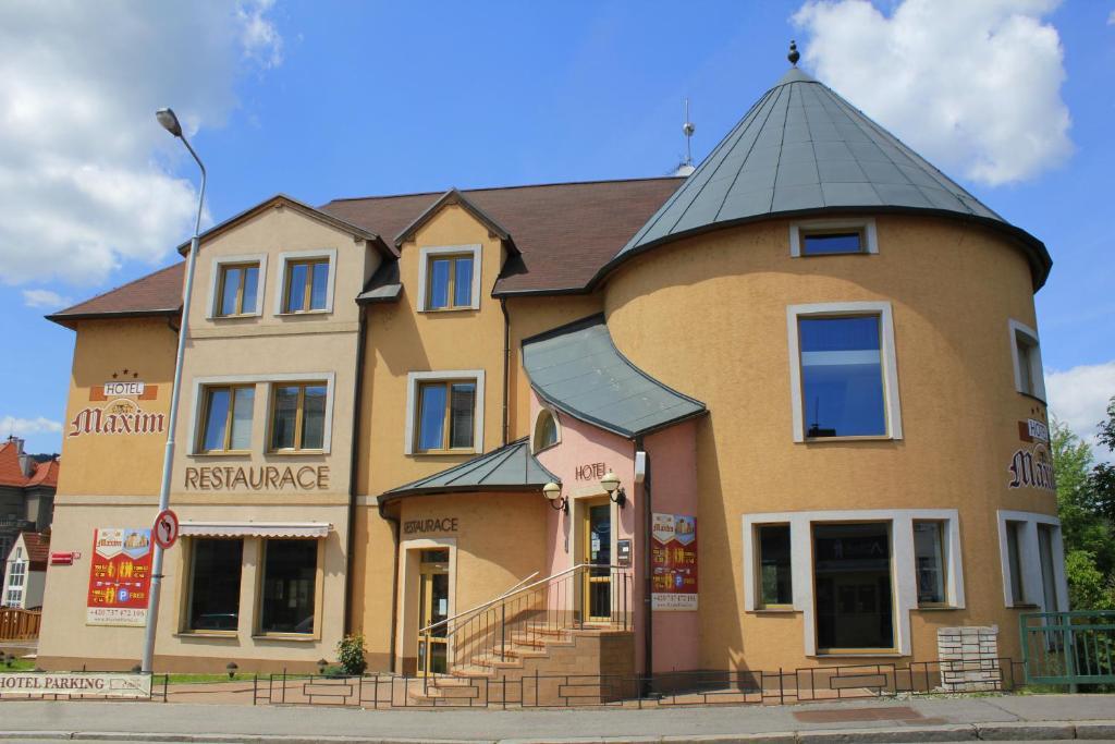 Family Hotel Maxim Beroun  Buitenkant foto